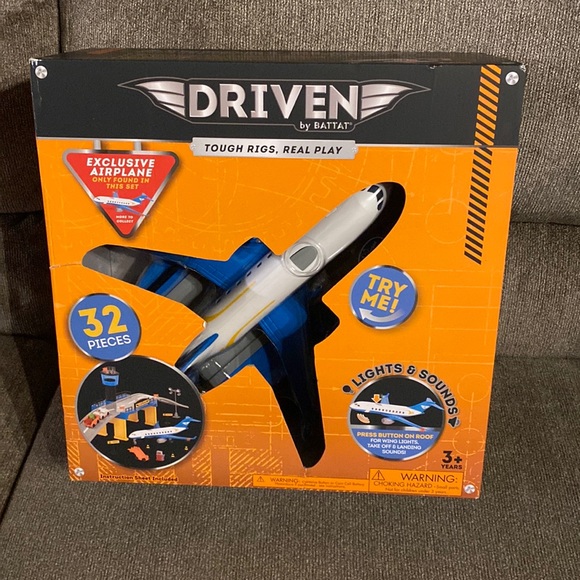 Kids Airplane Set…Brand new never opened…32 pieces…lights and sounds - Picture 1 of 3
